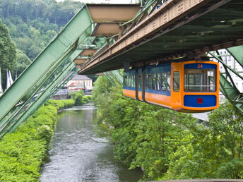 Wuppertal mit einer der ältesten Schwebebahn der Welt erkunden