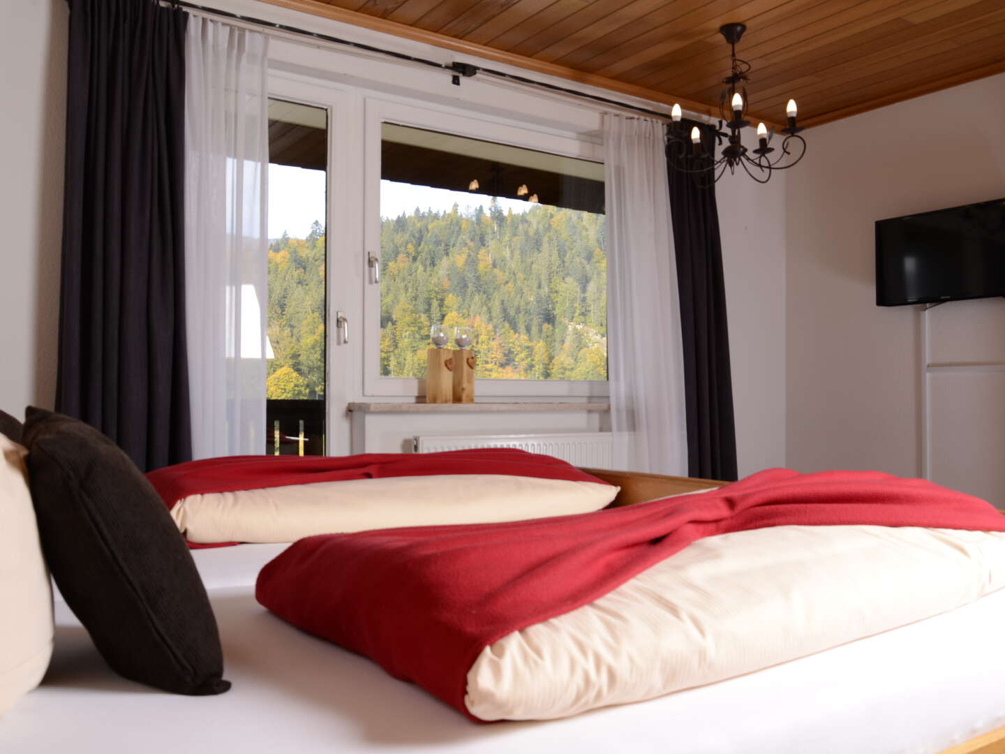 Kuschelstunden zu Zweit im romantischen Schwarzwald - 4 Tage mit Candle Light Diner & Therme