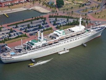 Kurzurlaub auf einem ehemaligen Kreuzfahrtschiff in Rotterdam