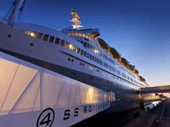 Kurzurlaub auf einem ehemaligen Kreuzfahrtschiff in Rotterdam