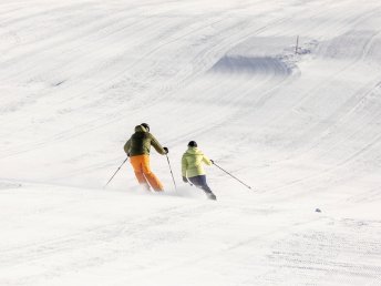 Sonnenskilauf in den Tiroler Bergen 